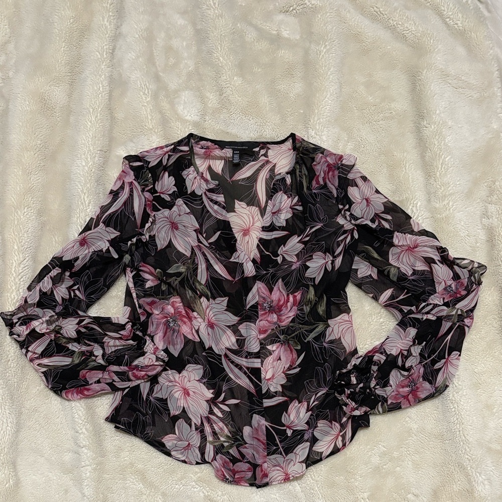 White House Black Market Floral Ruffle V-Neck Top – Size XXS | Romantic Layers - Picture 3 of 7